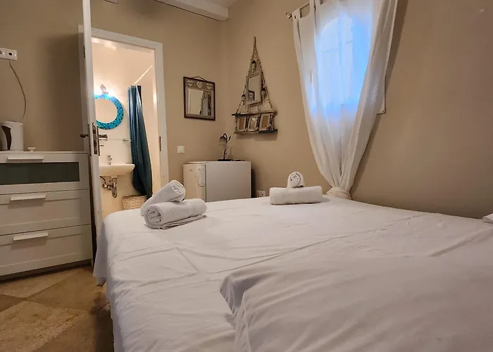 Mykonian Iros & فيلة كالو ليفادي